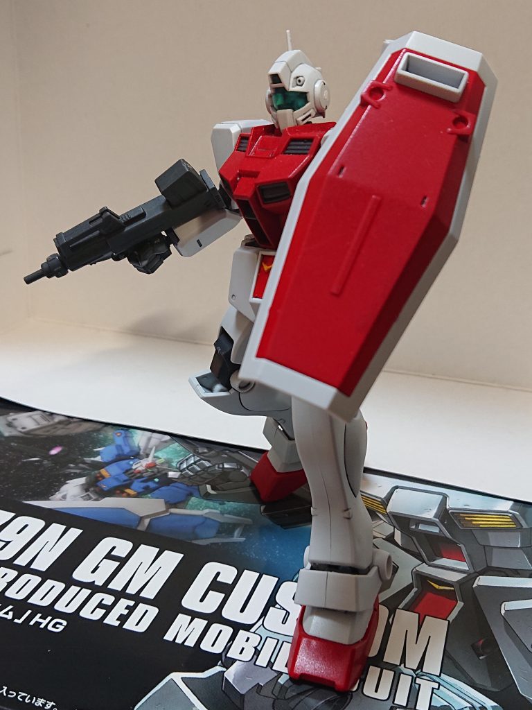 UC0082年、マレー半島。地球連邦軍はインドシナ半島に潜伏するジオン残党の掃討作戦を発動、多数のMSを用いて北から南へ押し上げていく。それから1ヶ月後、マレー半島中部へ追い込みシンガポール駐留部隊と共に包囲、殲滅を開始しようとしており、損耗のため新たにグレイファントム級タイコンデロガやボルネオ島駐留部隊を投入し戦力を増強した。その中にはRGM-79DとRGM-79Bで編成された中隊が存在していた。マヤ「戦争も終わったのに…!」ジェバダイア「そっすね~…なーんでこんなに抵抗すんだか」春日マヤ少尉は士官学校を出たばかりの新米パイロットで初陣であった。彼女の小隊は今から前線へ向かう所であり、マヤがぼやいていた所に30代半ばの男性、ジェバダイア曹長が応じる。彼は階級は下だがベテランでありMSを5機は撃墜している。小隊長「各員、我々は第4小隊と共に特務の浸透の陽動だ。功を焦るなよ」「「了解!」」まず小隊長機と第4小隊の機体がハイパー・バズーカを発射。それが3機のザクⅡと1機のザクⅠに随伴するマゼラアタック3両を破壊した。小隊長「少尉は崖に降りた奴を奇襲しろ。俺は正面を落とす」マヤ「ハッ!」マヤが機体を加速させる。ジムD型は推力がA/B型より増強されており、それはC型(ジム改)よりも高いためすぐにザクⅡを捕捉、ブルパップ・マシンガンを数発即座に撃った。マヤ「…やれなかった!」ザクⅡは頭部、ザク・マシンガン、左腕を喪失、胴体にも被弾はしていたがかろうじて撃破は免れていた。マヤ「このっ!」さらに数発を胴体へ撃ち込むとザクⅡは爆発する。ジェバダイア「おっ、少尉は1機撃破。おめでとう」マヤ「ありがとうございます…人殺しを祝われるのは複雑ですね…」小隊長「この辺りの部隊は全滅。陽動任務なんだ、もう少しこっちに来いよ…ん?早い?…くっ!」第4小隊のジムB型へロケット弾が直撃、爆炎を上げて倒れる。またもう1機は高速で接近する黒い機体に機体を両断された。小隊長「…ドムか!」ジェバダイア「みたいっすね!」ジェバダイア機がビーム・ガンを、マヤがブルパップ・マシンガンで迎撃するも怯まず突っ込む。また戦線後方から2機のザクⅡがバズーカを撃ってきた。