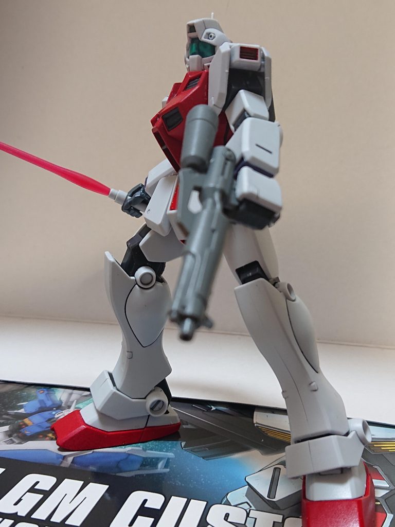 マヤ「まだ…やれます!」 突っ込むドム・トローペンへ向かう。そして鍔迫り合いが起き…なかった。ギリギリで彼女はすり抜け、ジェバダイア機の元へ来る。マヤ「…あと1発ぅ!?…でもっ!!」ビーム・ガンを拾い、それを発射。ドム・トローペンの前方をビームが通り減速した瞬間…マヤ「もらったぁぁ!!」スラスターを全開にしてビーム・サーベルで斬りかかる。ドム・トローペンも加速するも振り切れずに機体を両断される。そしてもう1機の敵機は形勢不利としてザクⅡの支援射撃を受後退する。小隊長「…7機のMSは撃破した、任務達成。第4小隊の残存機と共に後退するぞ」その頃別のところでは3機程の緑のジム系が密林の中へ入っていく。マヤ「…了解しました」ジェバタイア「…ふぅ…なんとか助かったぁ…」状況が分からずジェバダイアは脱出しようとしていたが、彼を機へ移乗させ機体を回収しつつ後退を始めたミニストーリー終了そのまま機体紹介だけするのはなぁ…と思い、ミニストーリーを入れました。春日マヤ少尉については他でも名前出したりとか関連するストーリーには出したりします。ジェバタイア曹長は今回限りです。ビーム・サーベルは元の手首一体型は使いたくなかったので収納状態専用の柄に穴を開けてビーム刃を接続可能にしました。ビーム・ガンは左手にも一応装備はできましたが不安定ですかね。