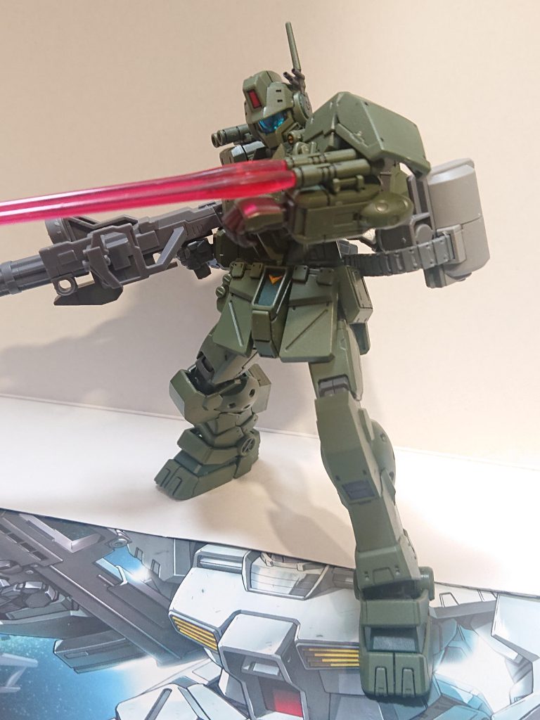 解説文②:本機の装備ジャイアント・ガトリングはガンダム5号機が採用した事でも有名な武装であり、高い弾幕形成能力を持つ。ジム・スナイパーⅡの発展型も装備していたという説もある。本機は背部にジャイアント・ガトリングとその弾倉を装着しており、パルス・ナイフは干渉するために装備しておらず、代わりに左前腕部にビーム・サーベルを2基装着している。これは緊急時の取り回しを考慮した配置であり、ジム・スナイパーカスタムのボックス・ビーム・サーベルのように装着したままの発振が可能だ。写真はUC0083年に撮られたとされるが、部隊の性質上詳しい撮影時期や場所は不明だ。解説文③へ続く