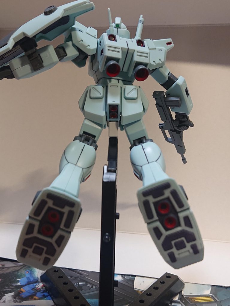 ハルナ「…あればグフのチューンされた奴だね。エイレン、牽制に行けるか?」エイレン「やれます!」エイレンのジム・カスタムが少し踏ん張ったあとに跳躍するエイレン「(やっぱり凄い、少しのふんばりで…!)」そしてスラスターを使って上昇、ついでとでも言うように目に入ったドム・トローペンへジム・ライフルを1発発射、襟元に命中し炎上したあとに爆発した。エイレン「照準もちょっと追い付かないかな…っと…っ!」グフ・カスタムへジム・ライフルを発射、シールドで防がれたあとに右側の茂みよりザクⅡF2が3機出現するエイレン「これは…」 ハルナ「あの子、牽制で良いのに突出し過ぎたのね…!」エイレン「…グフは…」エイレン機はMMP-78マシンガンを向けられ、それへシールドを構えるが、そこへヒート・ロッドが向かう