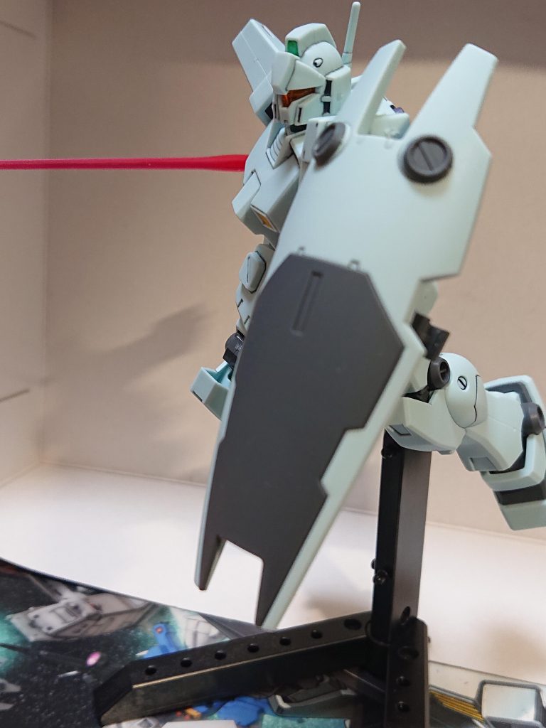 エイレン「はあぁぁ!!」その隙を見逃さずに距離を詰めたあと、上段の構えで斬りかかる。ゲルググJは驚いたのかビーム・サーベルを横向きに構えて受け止めようとするも、それを読んでビーム・サーベルを逆手持ちにし、刺す形で腕を破壊。さらに蹴りで体勢を崩したあとに、刺突にてコックピットを破壊した。エイレン「はぁ…はぁ……」ハルナ「敵の主力は撃破、要塞内の掃討任務に移行する」エイレン「…了解しました」その後、要塞内の守備MSが全滅したのちに残党は降伏。この地域のテロ活動の沈静化及び、行方不明だった一家が監禁されていたのを発見し生存していた少女の救出などがなされた。物語パート終了前に投稿した作品などでも語ったエイレン大佐(当時中尉)がメインのストーリーです。ちなみに生存していた少女というのも714部隊で既に名前のあがってるある人物です。ビーム・サーベルの刃についてはキット付属のものは短いと感じたので最近のキットにつく長めのSB-13に変更してます。