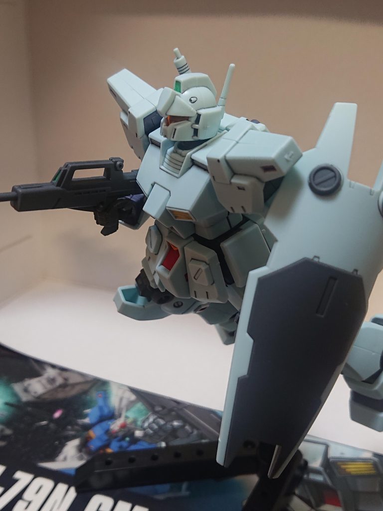 UC0082年、マレー半島。地球連邦軍はインドシナ半島に潜伏するジオン残党の掃討作戦を発動、多数のMSを用いて北から南へ押し上げていく。それから1ヶ月後、マレー半島中部へ追い込みシンガポール駐留部隊と共に包囲、殲滅を開始しようとしており、損耗のため新たにグレイファントム級タイコンデロガやボルネオ島駐留部隊を投入し戦力を増強した。陽動部隊に多少の損害は出たもののニューギニアの特殊部隊により敵防空網に打撃が与えられた頃、低空から侵入したタイコンデロガはMS部隊を展開、そして2機の白いMSが発進した。エイレン「…やっぱり動きが軽いですね…ジム・コマンドよりも重いはずなのに…」ハルナ「出力もあるけどマグネットコーティングのおかげね」エイレン・ユーリ中尉とその上官の白根ハルナ中佐は10数秒前に発艦したジム・コマンドを追い抜く。ハルナの指揮する第1小隊を先頭にした陣形で敵部隊との交戦が始まると、ハルナ機のジム・ライフルがザクⅡを撃ち抜く