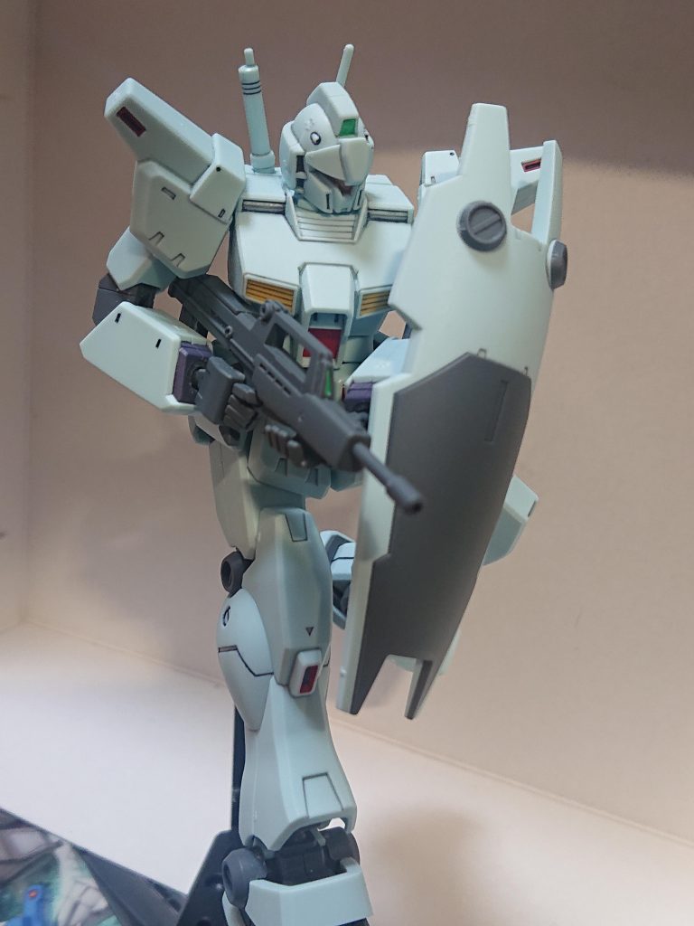 エイレン「…ハルナさん!避けて!」ハルナが後ろへ下がるとそこへビームが飛来し地面を焦がす。そして基地ゲートにはゲルググ・イェーガーが2機立っていたハルナ「お前は右を、私は左をやる」エイレン「了解!」エイレン機がジム・ライフルを撃つも、ゲルググJはスラスターを使ってそれを回避、後ろへ回り込むエイレン「速い!」機体を旋回、距離を取りジム・ライフルを撃つがまた避けられるハルナ「速いが…所詮旧式のゲルググだ!」大推力故か着地の衝撃を吸収する硬直は長く、そこへ射撃して撃墜した