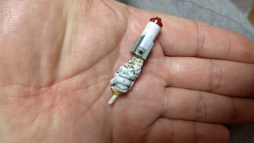 ハンドミサイルはこんな感じになってます鳥の糞みたいですが(笑)蛍光ランナー火で炙り巻いての繰り返しその上から白いランナーを炙って巻いての繰り返し巻き終えたら軽く炙って押して成形その後筆で重ね塗りして射出口にハマるように改造して出来上がり