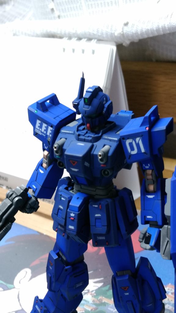 頭部や肩のセンサー部に3Dシール貼りました。結構光りますね。胸部バルカンはICソケットです。各部にデカールを貼り付け。水性ホビーUVカットスムースクリア吹いて完成です。
