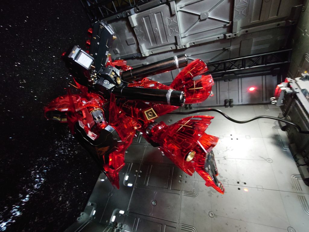 別アングルから。今回は、ジオラマでサザビーの魅力をアピールしてみました。クリアー装甲の魅力は次回にヽ(´▽｀)/