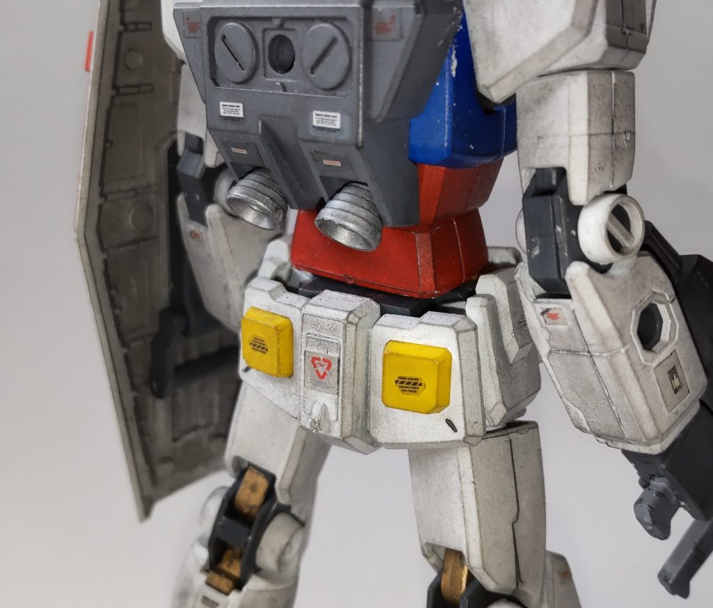 ガンダムマーカーも侮れないですね。バーニアはマーカーのシルバーで塗りパステル汚しとつや消しトップコートをしただけでもそれなりの完成度になりました。