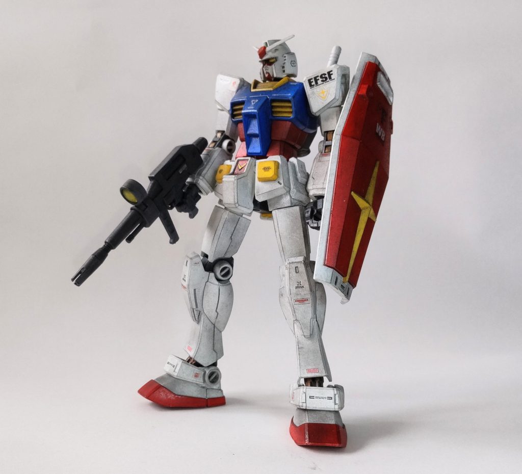 今回メインのガンダムはHGUCガンダムREVIVE版です。特別な技術はなくエアブラシ塗装してスミ入れ、汚し、デカール、つや消しのスタンダードな作りです。