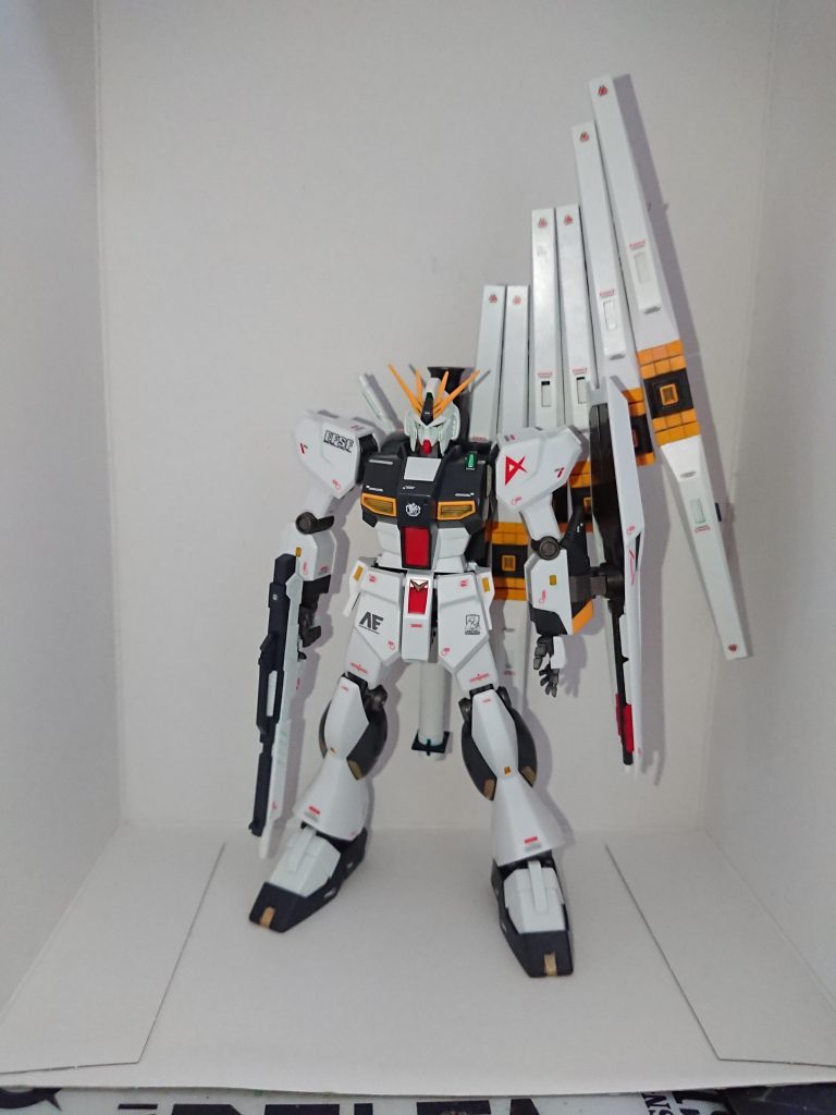 両足、胸部等にネオジム磁石を仕込んで脱着可能にしました。