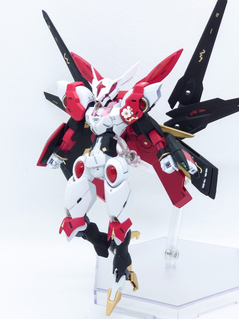 頭部はミカエリスとベギルベウのミキシングです。羽飾りはジークルーネから持ってきています。