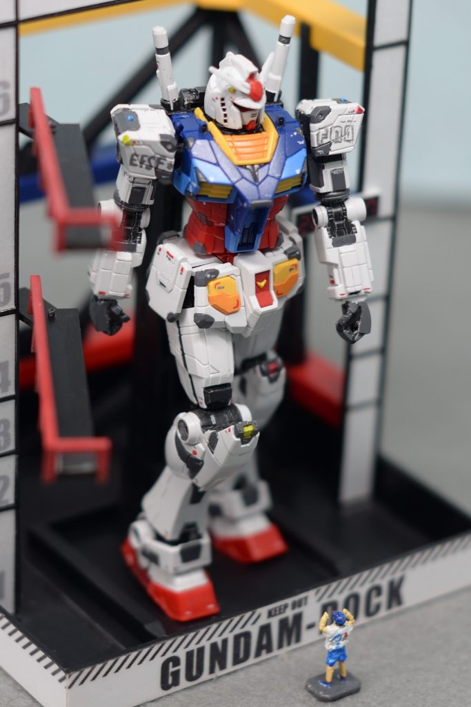 ガンダムは歩いている感じにしたくて、膝と腰を一度切り離してポーズ変更しています。