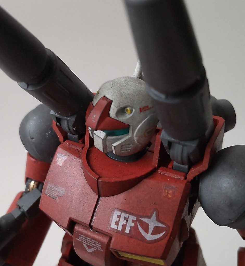 近くで見ると埃っぽい汚しでパステルの影響です。バルカン砲や耳辺りのデカールは地味に苦労しました。