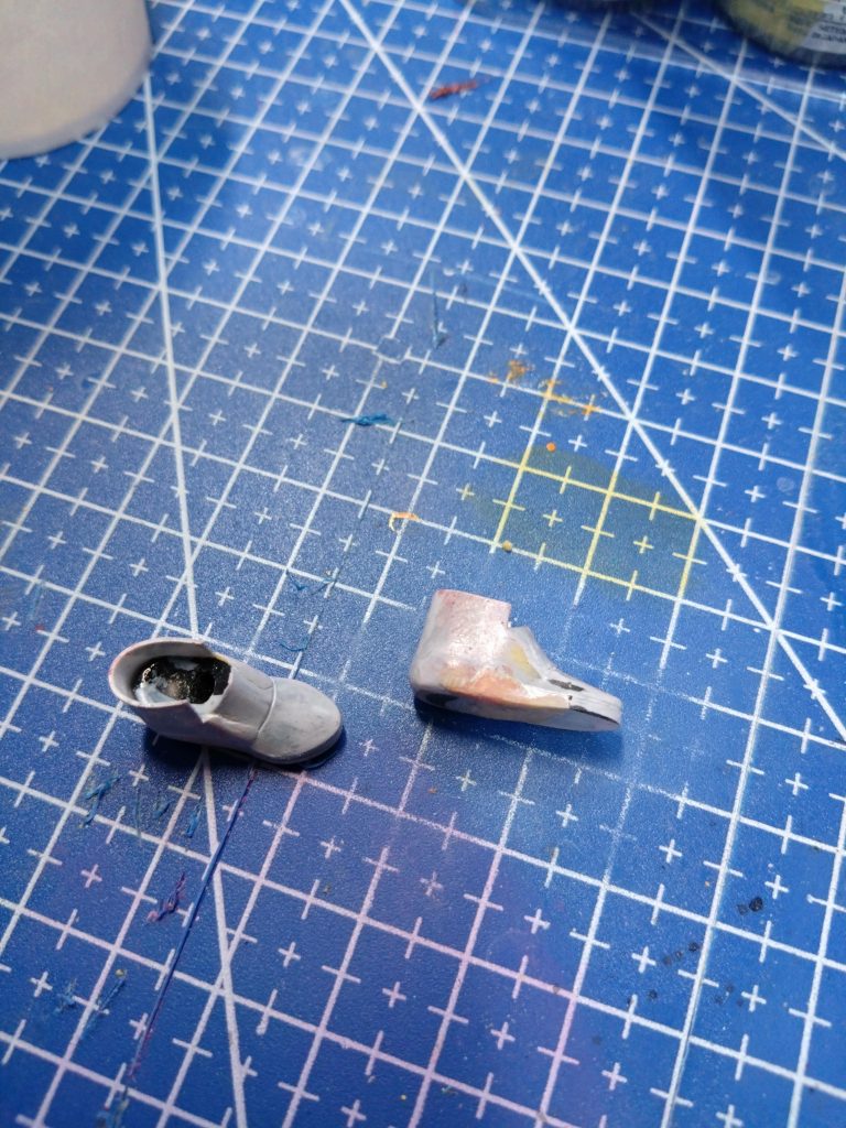 靴はパテとプラ板でバスケットシューズ風に。