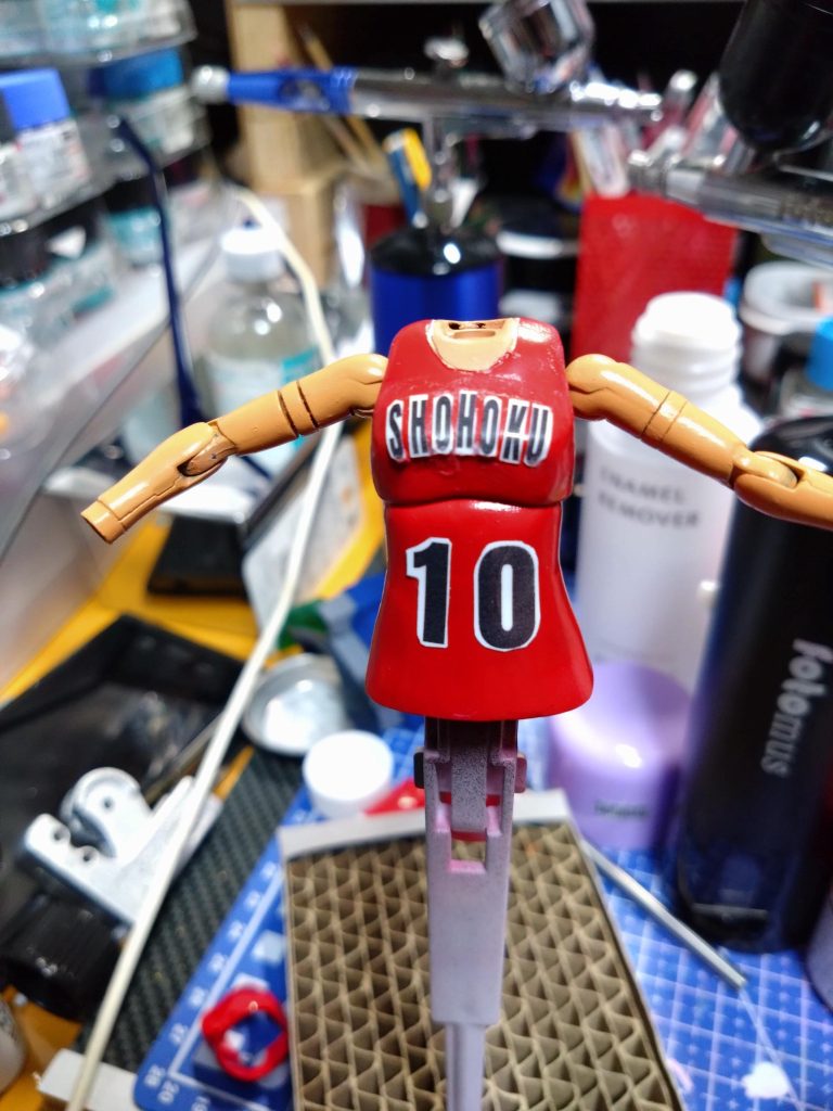 始めに「SHOHOKU」の文字はったところです。プリンターで印刷するタイプのデカールでなんとなく自作しました。字体は良かったですが、このタイプのは胸の部分にかぶるのでデカールの下が浮き気味です。