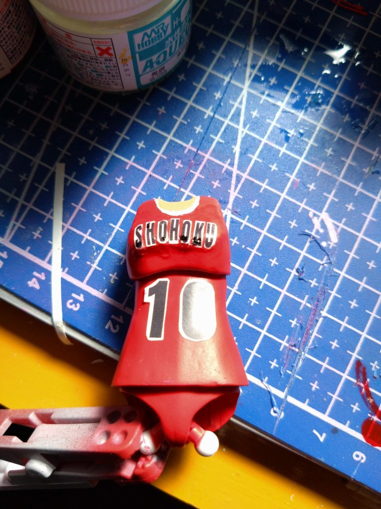 コレをなんとかしようとダメモトで瞬間接着剤使ってみましたがイマイチでした。白っぽくなった字を油性ペンで書いたらよけいにおかしくなりました。😱コレは無いわーって思い、剥がしてヤスって塗装やり直し。