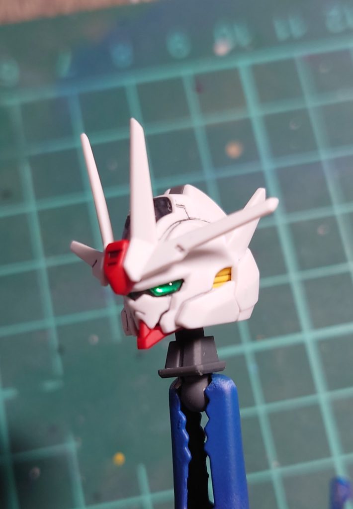 顔は目の周りを削った後レジンで作ったレンズを貼って作中の大きめの丸い目のイメージに寄せてみました。