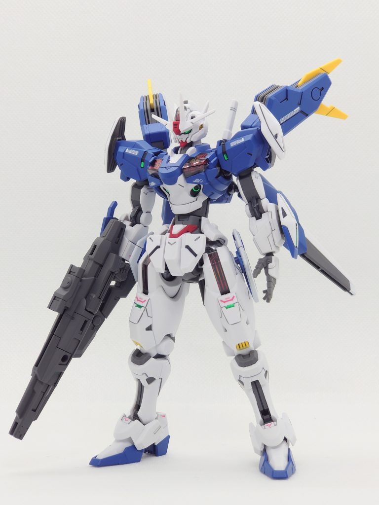 若干彩度を上げたカラーで塗装しました。一部関節部分はエアリアルの超合金を参考にメタルブラックで塗装しています。センサー部分は付属のシールを発光部のみ切り出して貼っています。