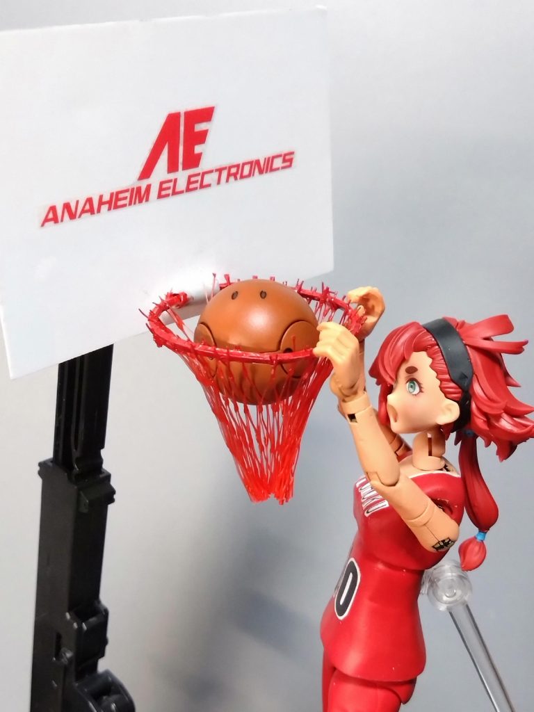 ゴリラダンク。今回スレッタのキット制作でハロを持っているスレッタ…どうしてもバスケットボールに見えてこんな妄想してました。制作案はありましたが出張もあり水星コンは間に合いませんでしたね。腕パーツは30MSから。ボディパーツ買えればここの加工はしなくてもよいですね。今回はそれほど難しい改造では無いのですが、やはり赤塗装とスレッタボディの肌色の調色が難しかったですね。特に肌色は3回位作っては塗りしました。少し細かい部分は違いますがプラモなんでこんなもんかと自分では満足です。始めスレッタのキットあまり見なかったのと、良キットということもあって皆さん同様普通に制作も考えましたが妄想が頭から離れず普通に制作してもなーって改造しました。撮影にあたりゴールも制作。リングはプラ板切ってその辺にあった細いプラ板に網は投げ釣り用仕掛けの網を使用して瞬間接着剤でとめました。プラ板のボードが寂しかったのでアナハイムのデカール貼りました。まだ映画SLAM DUNK見てないんですよねー。出張終わった休みとか行こうかなー?最後まで閲覧ありがとうございます。🙇