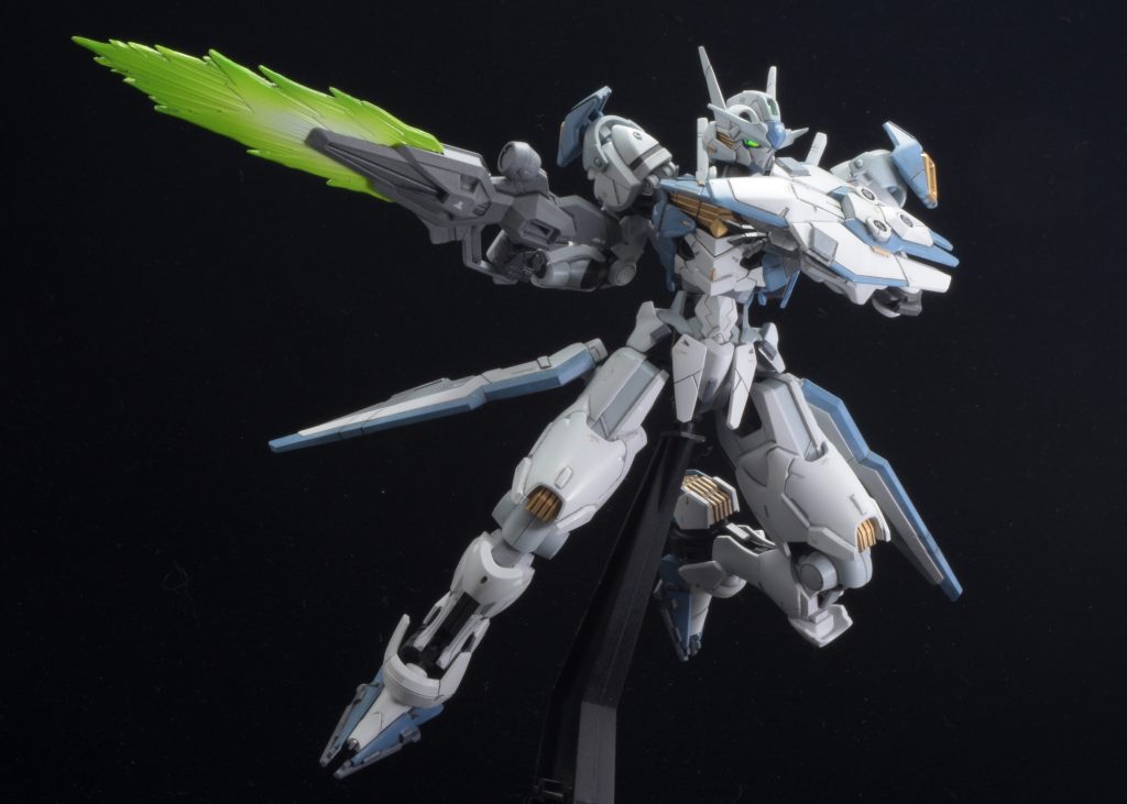 ビーム刃の色はアニメは黄緑、プラモは青…どっちで塗るべき?模擬戦である決闘では出力を抑えていて黄緑。前身(?)のルブリスの戦闘はガチ出力なので青…と思ったが、決闘でも機体の四肢をぶった切ってたので低出力なわけないな…いいやもう好みで塗る。