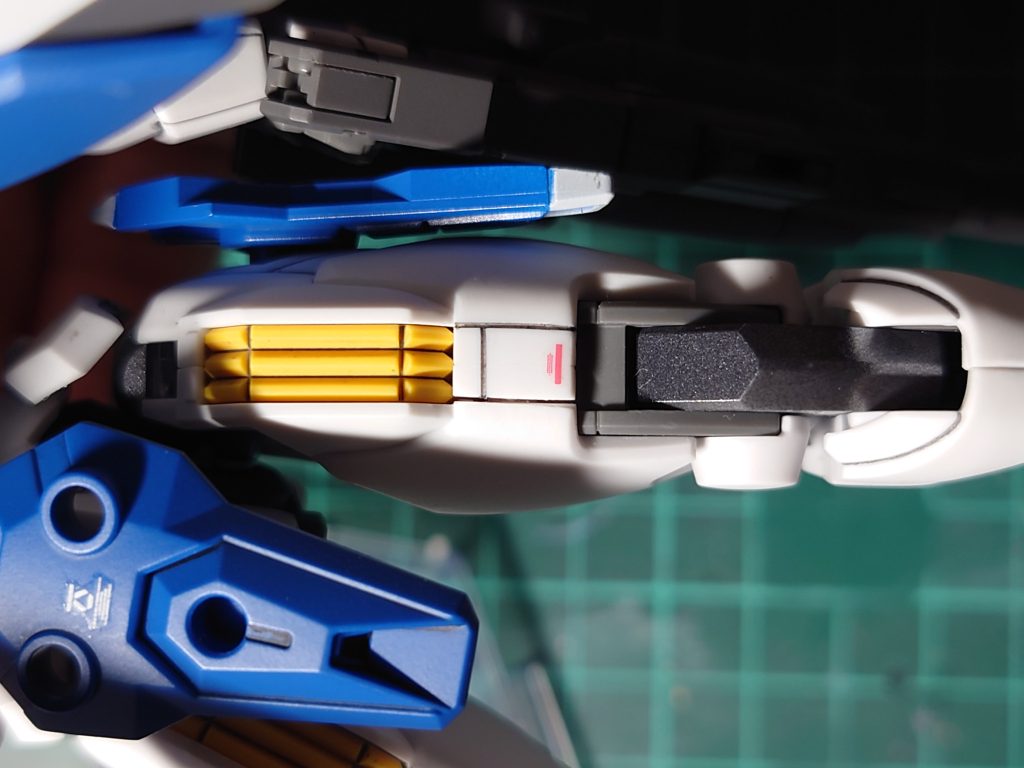 太もも裏の合わせ目は分割方法を変えてモールド化、ふくらはぎの合わせ目は段モ処理しています。