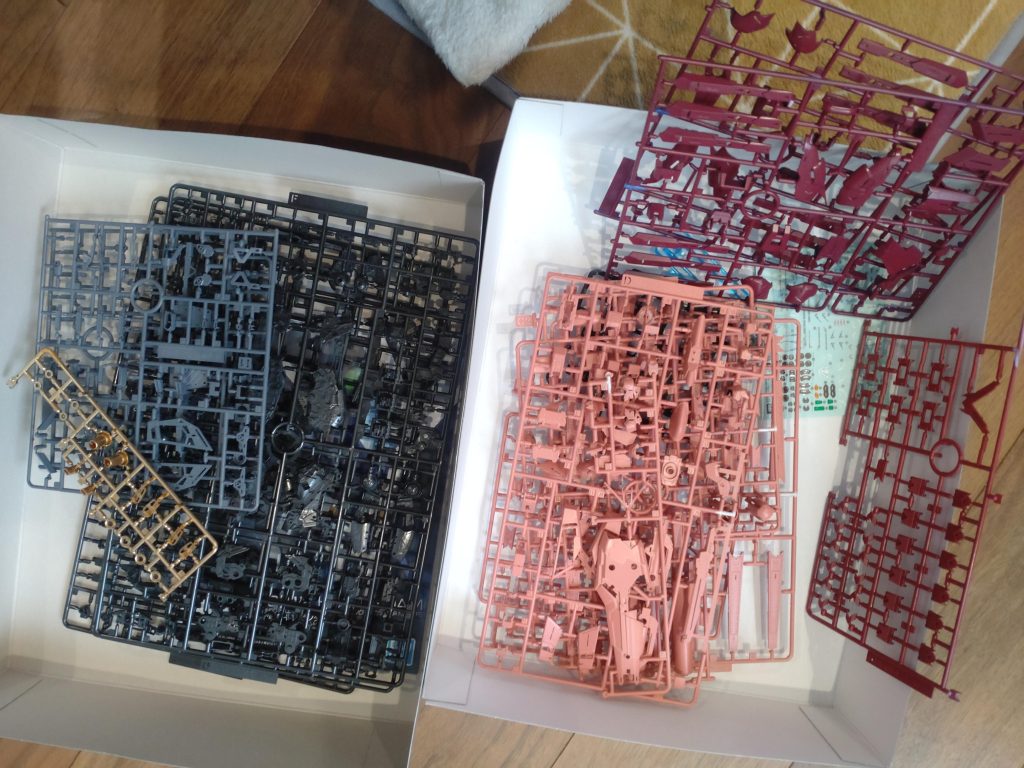 こうRGは色分けされてるのでランナー塗装で塗り分けらくらく♪