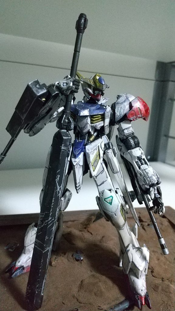 リアルな傷や汚れというよりはアニメ寄りな塗装を行いました。土台は百均のフォトフレームをベースに、粘土とジャンクパーツで制作しました。