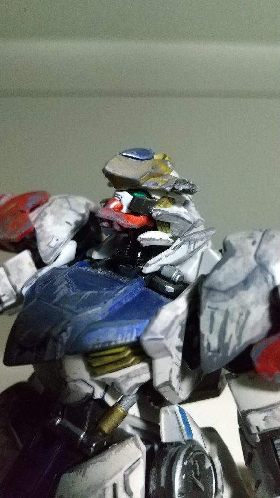 顔の損傷はアニメを参考にしました。