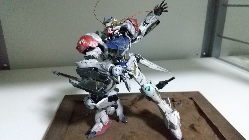 顔は損傷とリミッター解除の2パターンを制作しました。残光は針金をメタレッドで塗装しました。