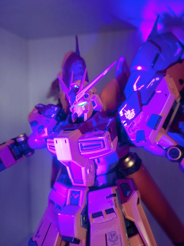 蛍光塗料で目を光らせてみる!UVライトは百均のペンに付属のやつ