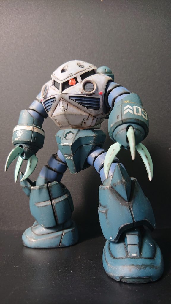 個人的にはシャア専用カラーよりこっちの方が好きですスジ彫り、爪のシャープ化、モノアイのクリアパーツ、つや消し、ウェザリング、デカールで仕上げました。