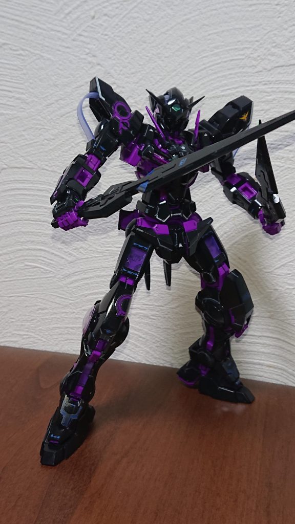 説明書通りに作りたかったのでマーキングシールも貼りましたが、黒いボディに貼ると枠が目立つし段差のとこはトップコートしたら剥がれてきたしで失敗でした😰