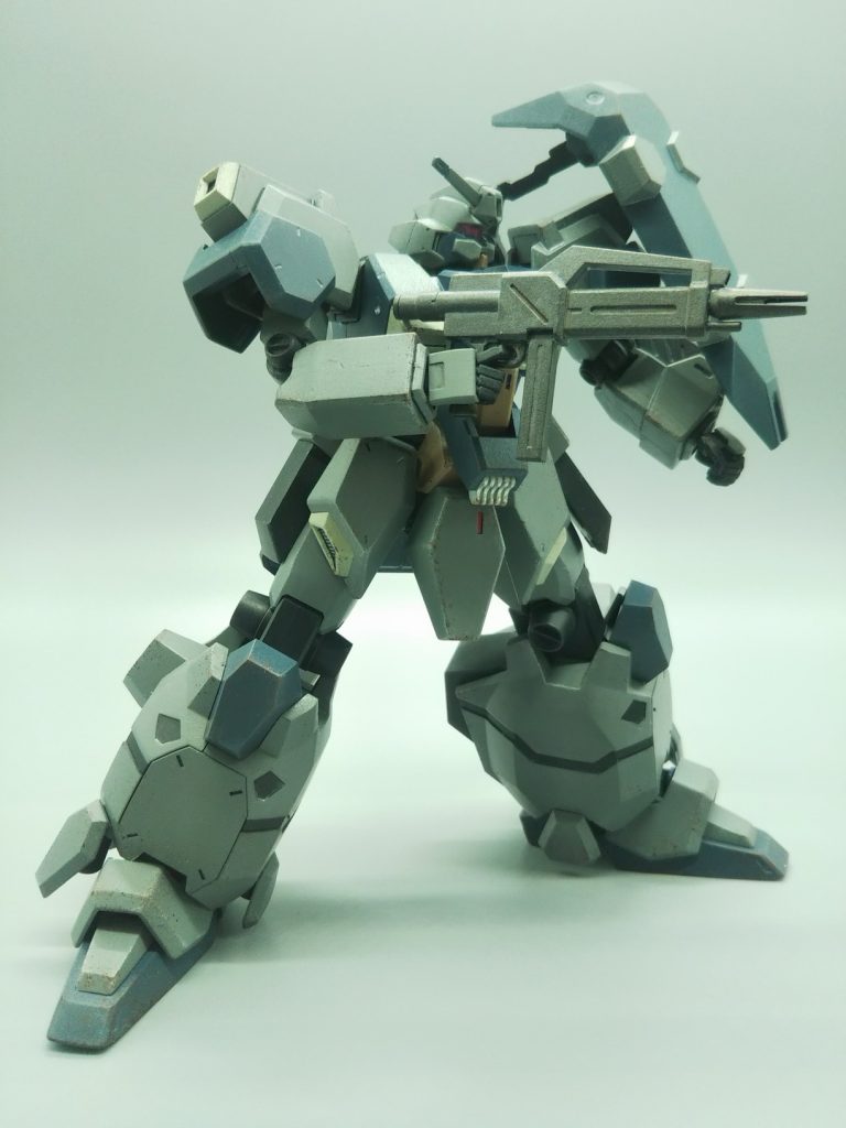 肩と膝関節には引き出し機構があって可動域を増やしています。盾のアームは差し替えで伸びた状態なら前に回せます。