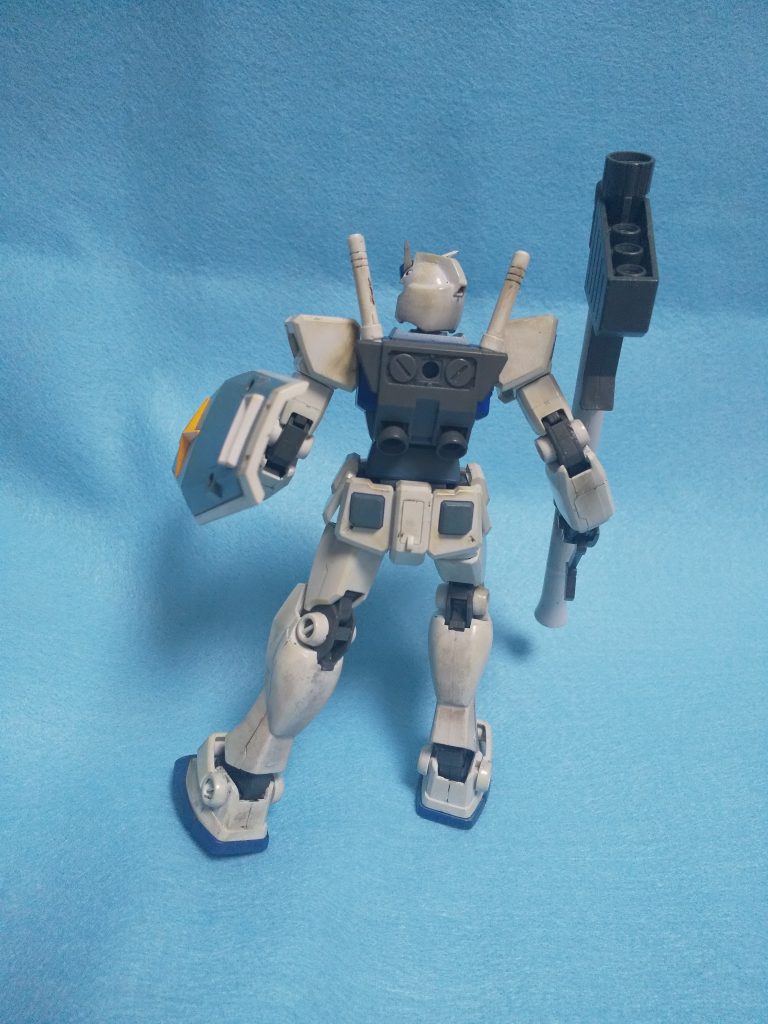 後ろはこんなんです。写真には写っていませんが、肩のポリキャップにヒビが…。前回のガンキャノンも同じくヒビがありました。もしかして割れやすいんですかね？ご覧いただきありがとうございました。