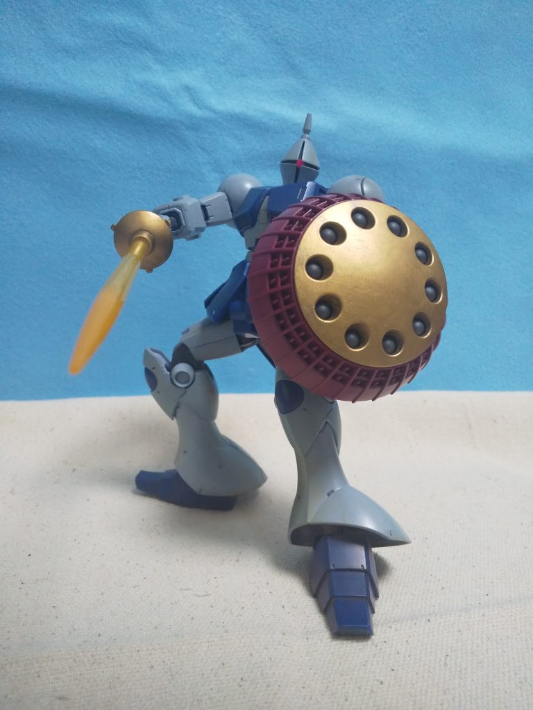 倒れた敵を見下しながらとどめを刺そうとするギャン。