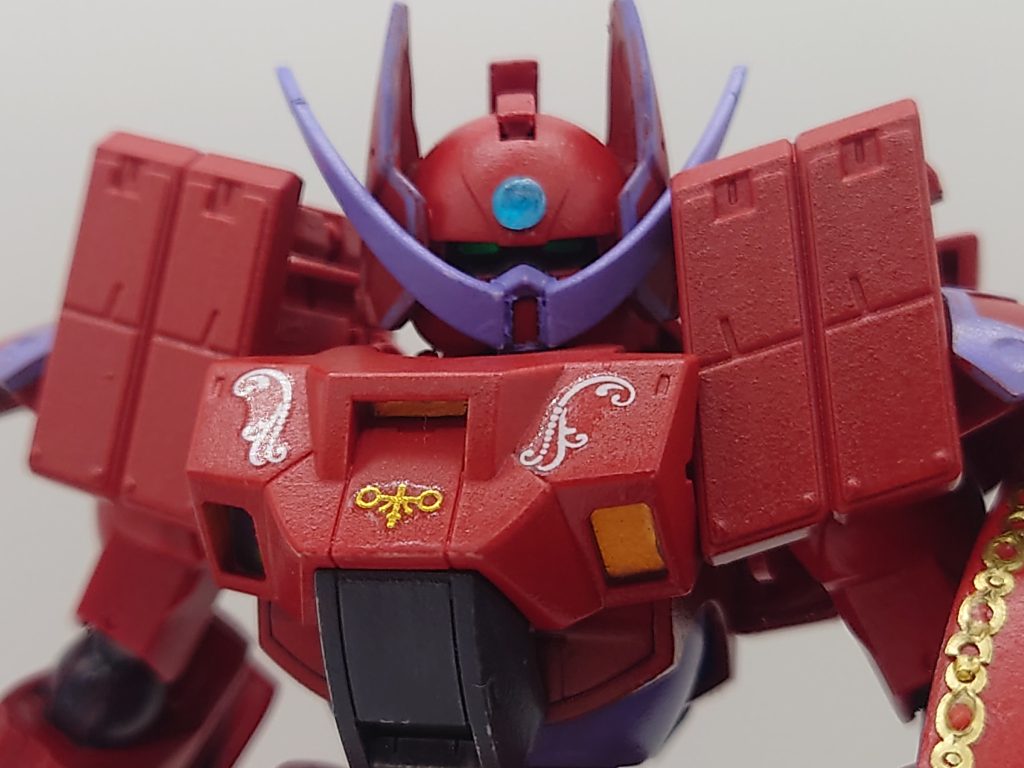 胸部にはチュチュ専用デミトレーナーをそのままポン付け。原作の雰囲気に近いパーツでしたが、チュチュパイセンはお怒りかもね(ﾟДﾟ;)エングレービングはネイルアート用のシールをペタペタ、それっぽい雰囲気のモノを探して貼っていきます。