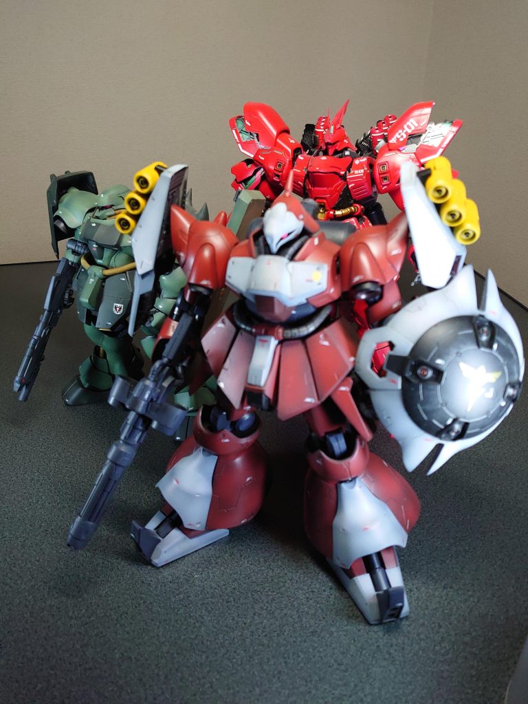 サザビーと色合いが被らないように暗めに塗装してみました。