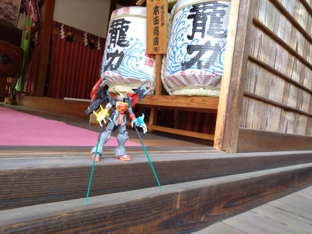 作品のテーマに合わせて、龍神がいると言われている地元のパワースポットで撮影したんですが、ちょうど龍力の樽があったのでツーショットを(笑)