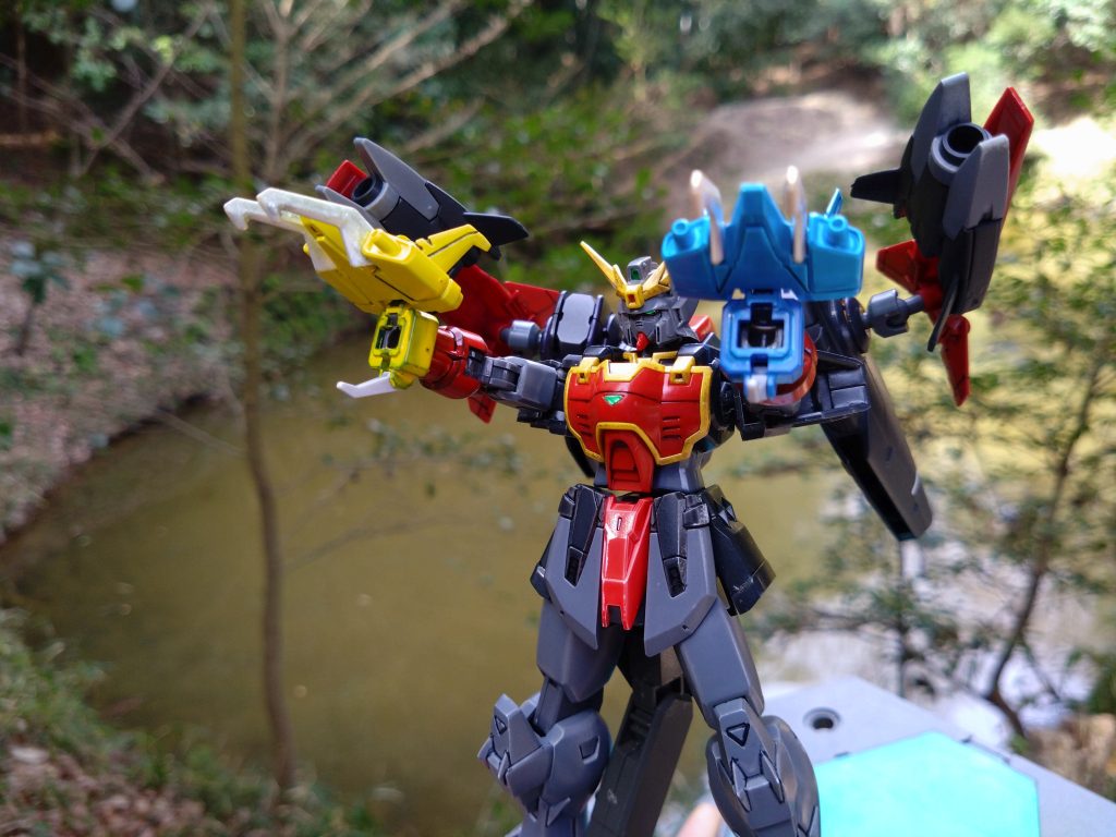 腕の伸縮はせず、火炎放射はビーム砲に変更している。という設定です。