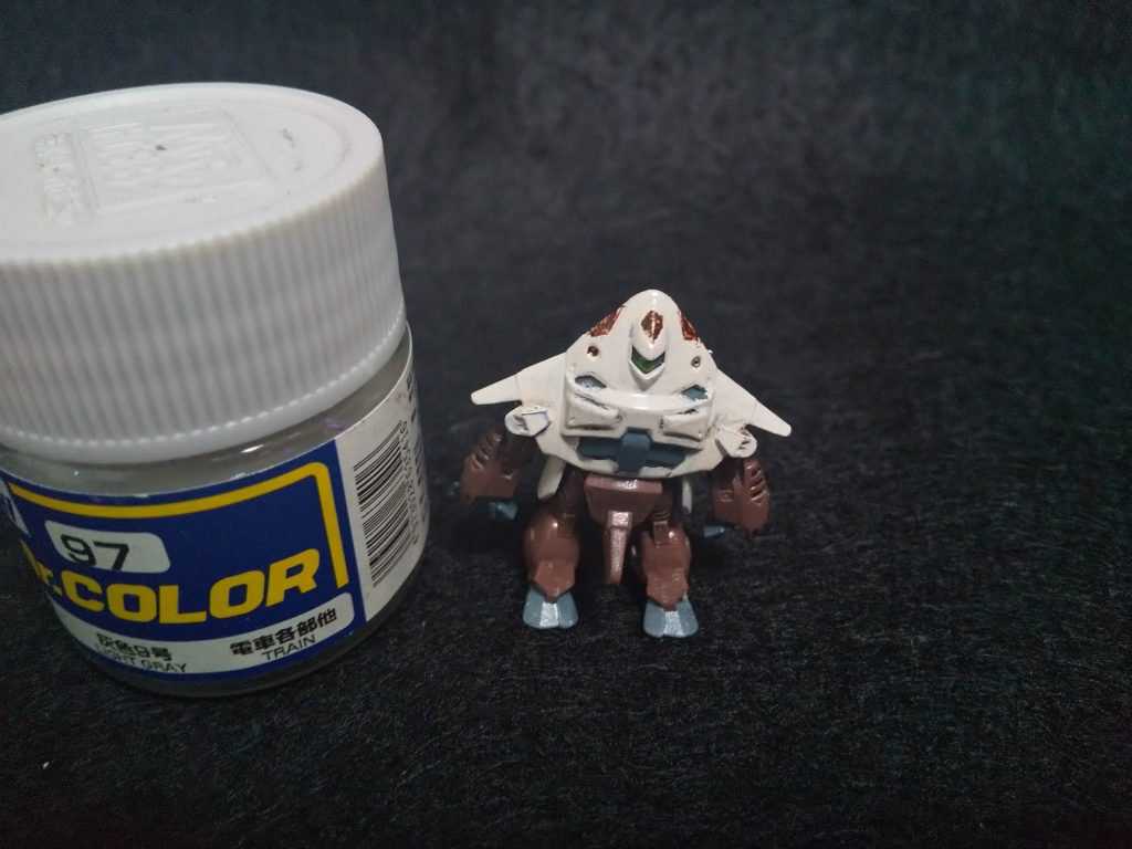ミニガンプラはモビルグーン。こっちは普通に塗装。目が疲れます。