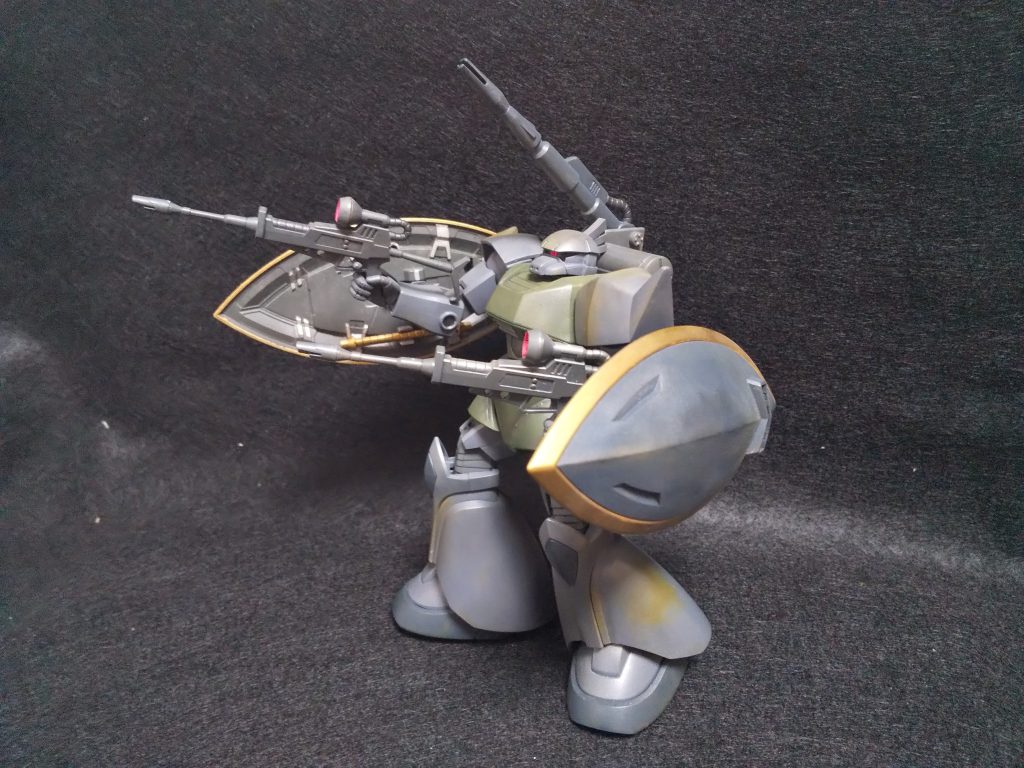 せっかく作ったので全部装備。倒れた仲間の装備を使って逃げのびます。ところでキャノンパック付けて思ったんですが、これでビームナギナタ使ったら砲身切れません？