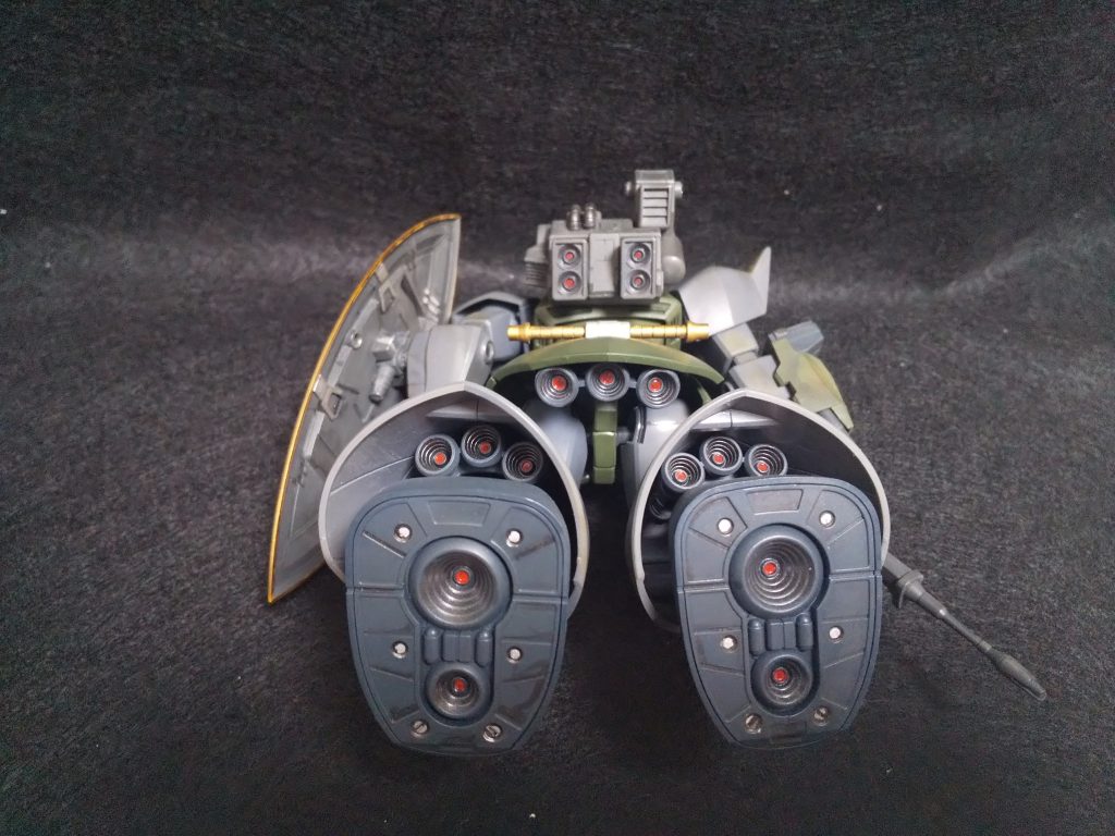 できるだけ見えないところも筆塗り。今の自分にはこれが限度…全部で１０色くらい使いました。でも裾の内側も塗ればよかったと組んでから後悔。次作以降気をつけないと…。作業中の装備はハズキルーペです。