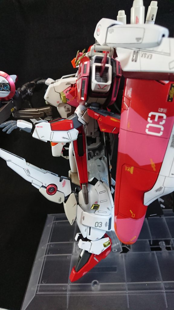 ホワイトのパーツには黒系のデカールを。