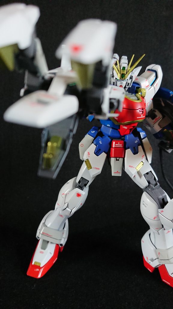 デカールは赤系をメインに。