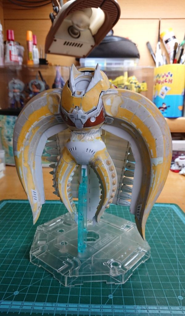 大量のパテが必要と分かってたので。コストダウンで、100均のパテを買ってきて使ったのですが。どうやら、補強とかに使うタイプのものだったらしく。速硬化して、鉄ヤスリやリューターとかで、削りきれない硬度に(|||´Д｀)工具を少しダメにしてしまった………(汗)何でも、ケチってはいけませんね。また一つ、教訓を得ました。(苦笑)