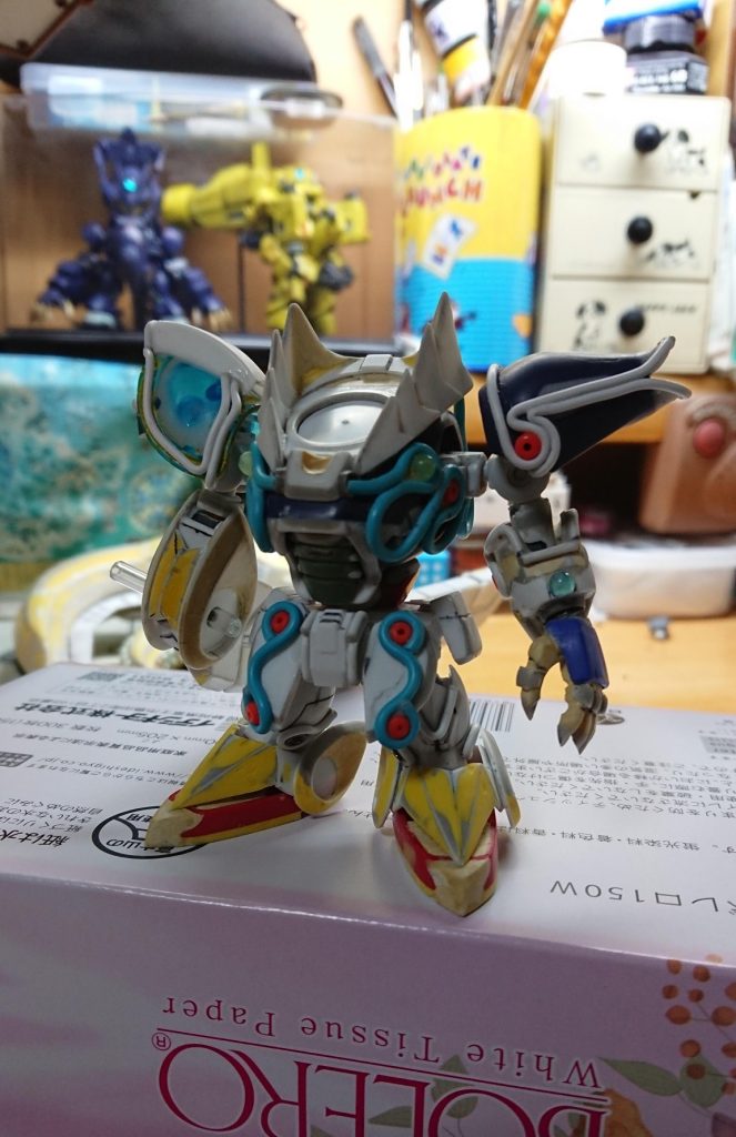 制作途中。CSフレームをベースに。上半身がHGケンプァー。下半身がCSのクロスボーンガンダム。体の特徴的な模様(冷却チューブらしい)はお馴染みのイヤホンコードをカットしてペタペタと。手は、通常のHGのハンドパーツだと小さいカンジだったので。HGバウンドドックの手を複製して加工しました。