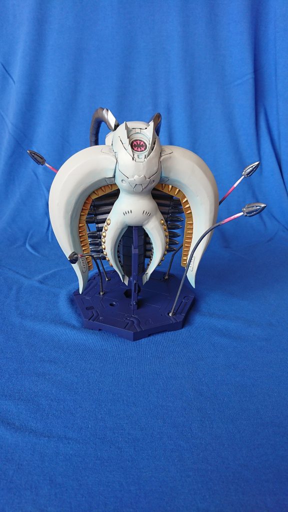 ダガー・ファンネル射出。エフェクトは、火で曲げた竹串を銀スプレーで塗ったものに、アクリル絵の具でスラスターの噴射を描いてみました。今見ると、以外とぽく見えると自画自賛。wダガー・ファンネルはベースを作って。それをひたすらお湯まる君で型どって、エポパテ複製。一応、全部取り外し出きるんですけど。外すと、どれがどこのファンネルか完全に分からなくなるので、もう二度と外さないでしょう。(笑)