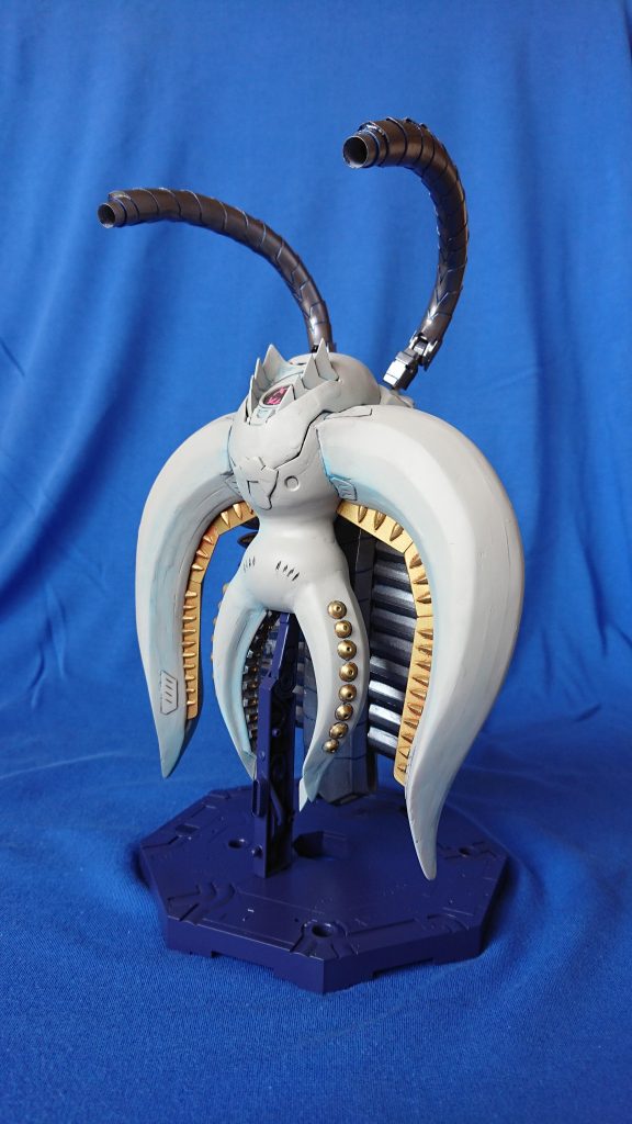 フレキシブル・ノーズ・キャノン。タピオカとかをすする、でっけぇストローを刻んで。瞬間接着剤で形になるよう連結させました。ストローのプラ素材は、瞬接と相性悪いんですよね。撮影時も二度ほどパキパキ取れて泣きました。(苦笑)これも、もう手を触れることはないかな。w当初は、アルミ線を仕込んでぐりぐり動くものを画策していたのですが。技術と時間の足りなさで断念しましたとさ。(苦笑)