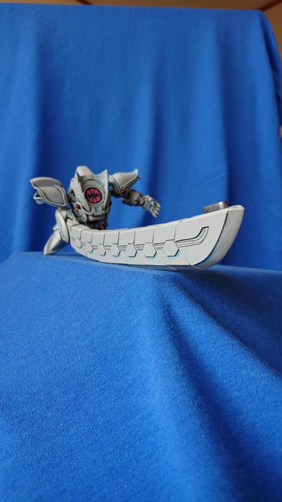 振りかぶってからの、叩きつけ！これでルナツーの表面えぐってたよなぁ。wプラ板を箱組したものに、中にリード線を通してあります。設定通りのブロック式構成になってるので、けっこー表情が付けられるようになってます。