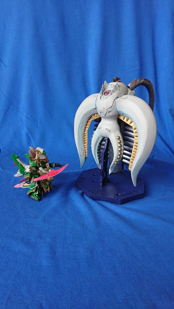 姜維ファントムと対峙。ご覧の通り、めっちゃデカいです。wそして重い。w形状が、マンガと比べると若干違っています。脱着のギミックを再現するために、この形に。分かる人は、ピンときてると思います。wいますよ、中のアレも。(笑)本体の投稿に続きます→→→