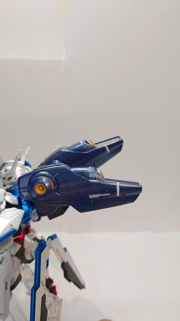 機体がキャンディパール塗装なので、こちらもガイアプレミアムガラスパールを吹き、光沢トップコートでキラキラに仕上げました。